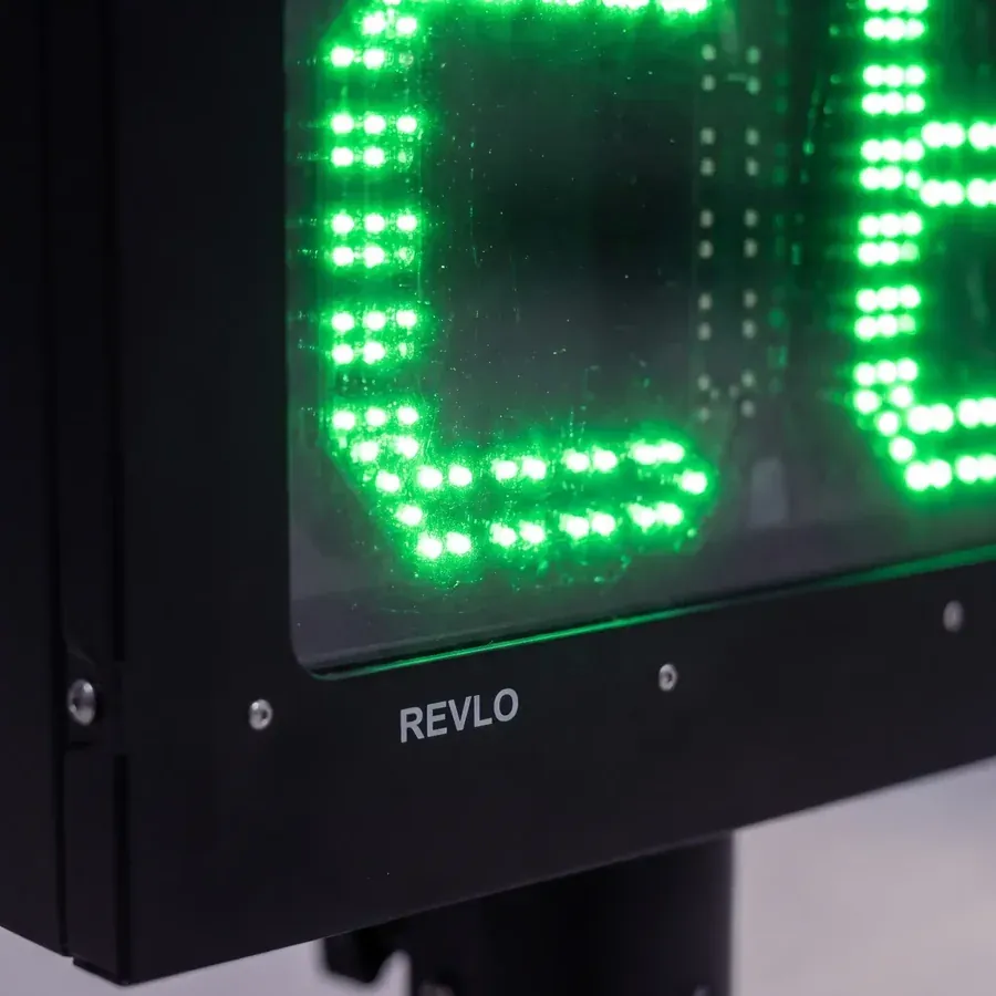 Detalhe do painel de LED verde da lombada eletrônica Revlo