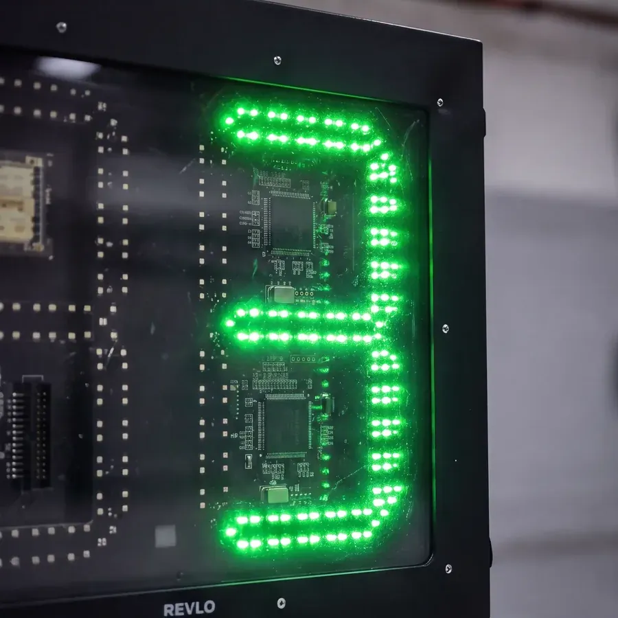 Detalhe técnico do circuito e dos LEDs da lombada eletrônica